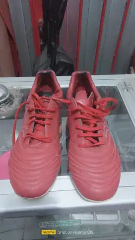 Sepatu bola calci nego