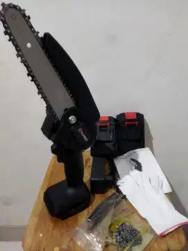 mini chainsaw nirkabel atau gergaji listrik mini portabel.