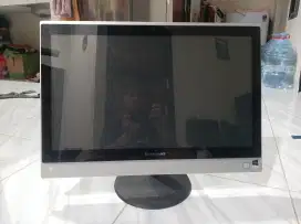 Komputer AIO (All In One) Lenovo 24 inc Core i5 Ram 8gb DDR4 HDD 1Tb