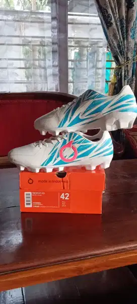 Sepatu bola Ortus No 42