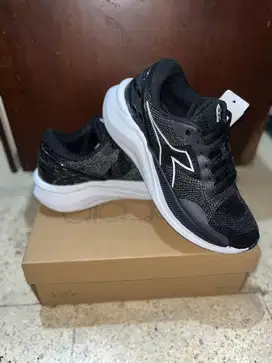 Sepatu brand Diadora pirata running