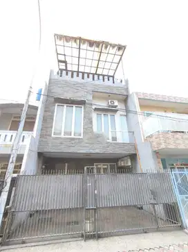 DIJUAL RUMAH BAGUS SEMI FURNISH 3 LANTAI LOKASI BAGUS DI TAMAN PALEM