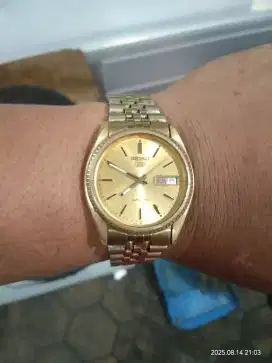 Seiko warna emas