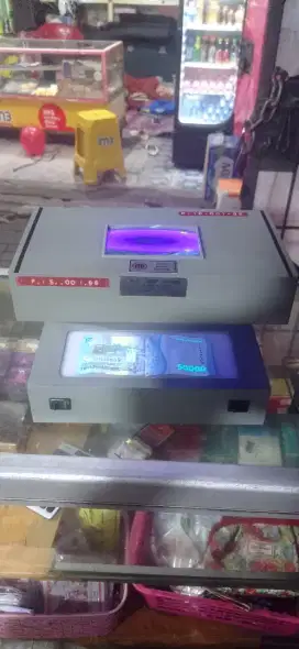 Lampu LED cek uang palsu