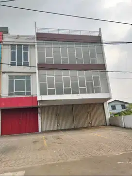 Di Sewakan Ruko 3 1/2 Dekat Gerbang Tol Kebon Nanas Tangerang