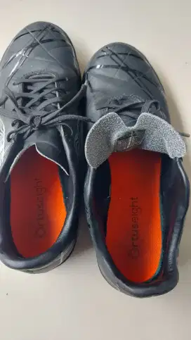 Sepatu futsal anak ortuseight