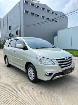 Mobil bekas murah Toyota Kijang Innova v matic 2014
