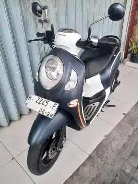 Scoopy Fashion 2023 biru
