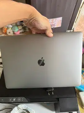 Macbook pro i7 retina display 15” 2018