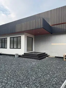 Disewakan kost baru di jalan utama