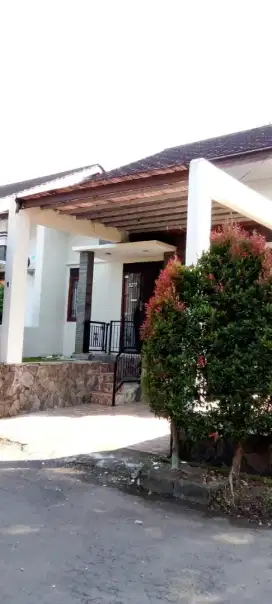 Rumah di Komplek strategis cocok untuk investasi masa depan