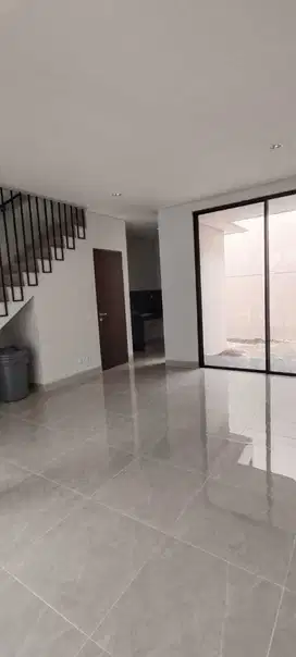 Disewakan Rumah Baru 2LT Greenlake LB83 Citraland Surabaya Barat