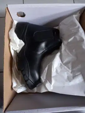 Dijual sepatu safety blackrhino ukuran 42