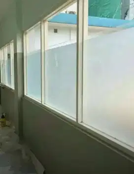 Jasa pemasangan sticker kaca film gedung kantor stiker sanblast oneway