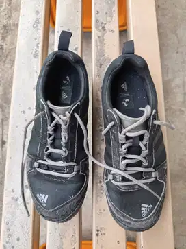 Sepatu outdoor Adidas Daroga