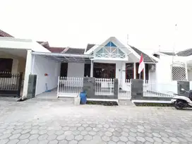Rumah Classic Dalam perumahan fasilitas security 24jam, Dekat UPN YKPN