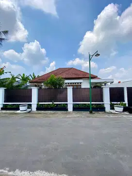 RUMAH ASRI DENGAN TANAH LUAS DAN PRIVATE POOL DI JALAN DAMAI DEKAT UGM