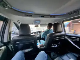 Sopir mobil angkut dan mobil kantor