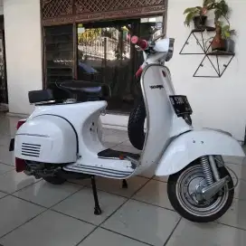 Vespa Super 74 Putih