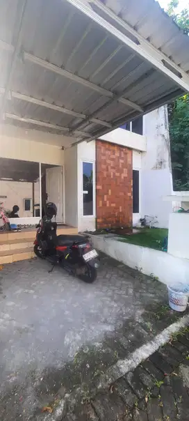 Disewakan rumah hunian asri, one gate sistem dan pojok parkir luas