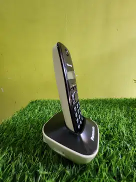 Telepon nirkabel (cordless phone) KX-TG1611JT berwarna hitam. 