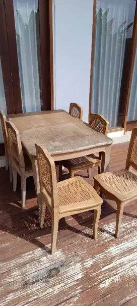 Extendable wooden table with 6 chairs