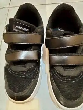 Sepatu sneaker precise
