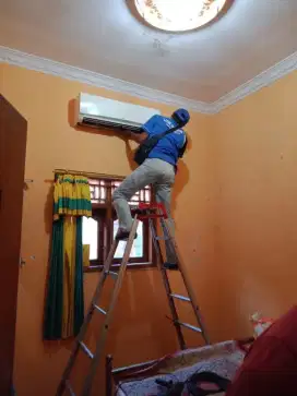SERVICE AC BONGKAR PASANG AC, CUCI AC TAMBAH FREON DLL