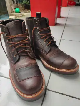 Sepatu booth safety