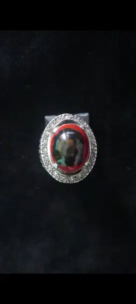 BATU WARNA MERAH MOTIF MATA