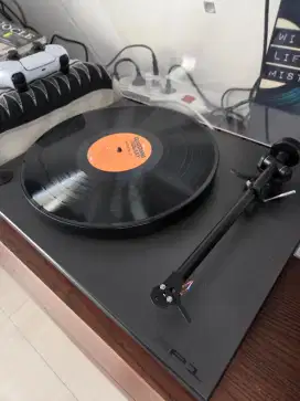 Rega Planar 1 vinyl player good condition + bonus vinyl