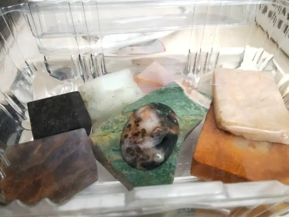 Batu bongkahan bacan