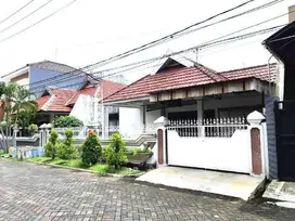 Rumah Manyar Kartika Taman Belakang luas Row 3 mobil Garasi 2