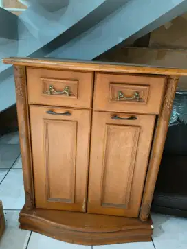 Lemari dapur dengan rak piring kayu jati