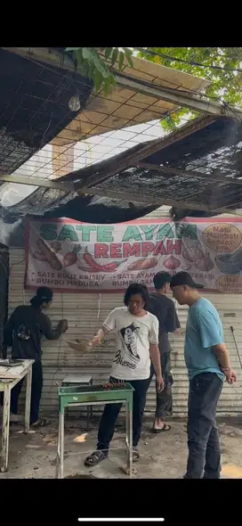 Mencari pedagang warung sate