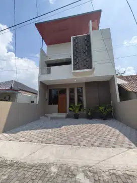 Murah! Kawasan Condongcatur, Rumah 2 Lantai, Carport Bisa 2 Mobil