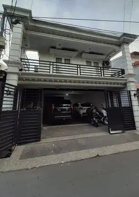 Jual Rumah Usaha, 5 Menit Ke Pintu Tol Kebon Jeruk