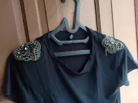 Kaos motif aksesoris, warna hitam, size s to m