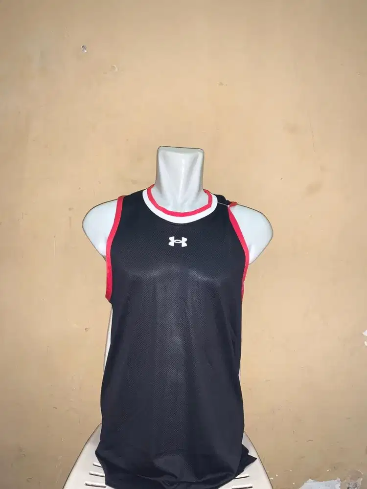 Singlet UnderArmour Olahraga Warna Hitam