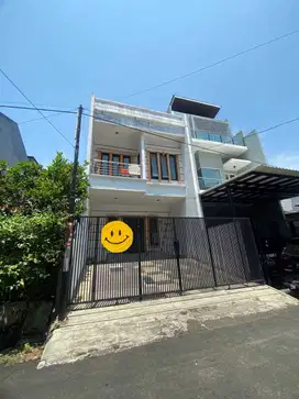 DIJUAL RUMAH MINIMALIS 3 LANTAI CENGSKIR BARAT KELAPA GADING (djk)