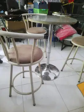 One set kursi ma meja