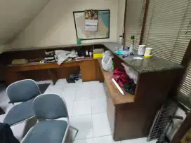 Meja resepsionis bentuk L
