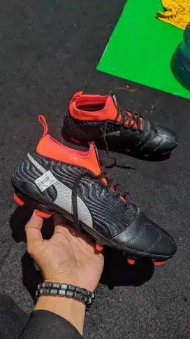 sepatu bola fuma one 18.3