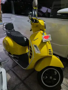 Vespa gts super 2020 warna kuning cakep di suhat km baru 11 rb