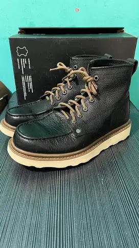 Sepatu boots CAT size 39