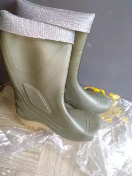 Sepatu bot masih baru no 41