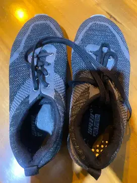 Preloved Sepatu Sneakers Anak Laki-Laki Sz 37