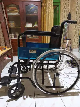 Kursi roda (untuk lansia/orang sakit)