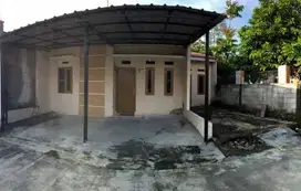 Rumah HOOK depan Taman Murah di Karawang Kota
