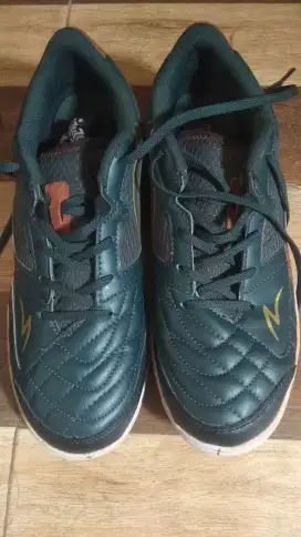 Sepatu futsal space
